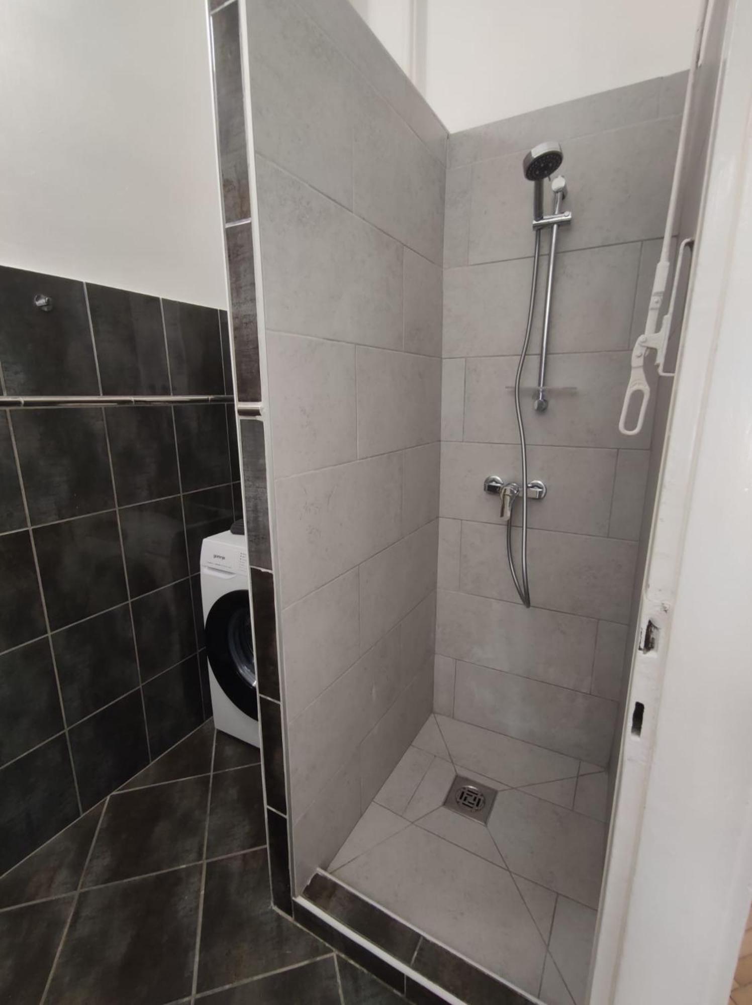 V Apartman *